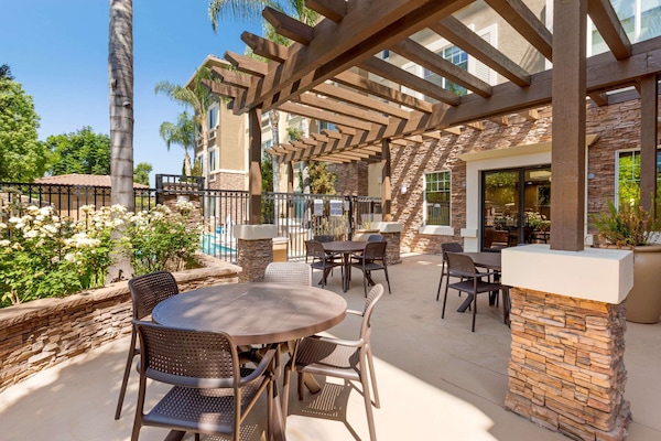 Utomhuspool, parasoller och solstolar