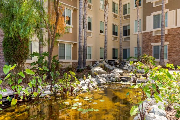 Outdoor pool, pool umbrellas, pool loungers - Comfort Inn & Suites near Ontario Airport (Ontario)