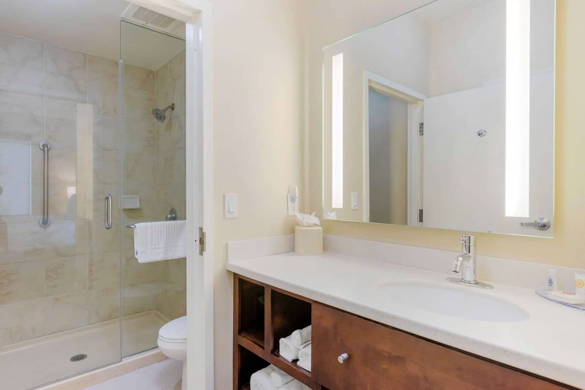 Dusche, Regendusche, kostenlose Toilettenartikel, Haartrockner