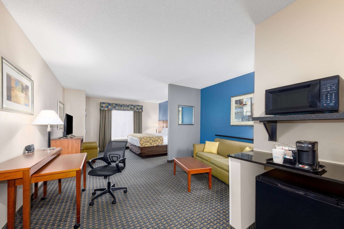 Suite, 1 King Bed, Non Smoking | 1 bedroom, pillow-top beds, desk, laptop workspace