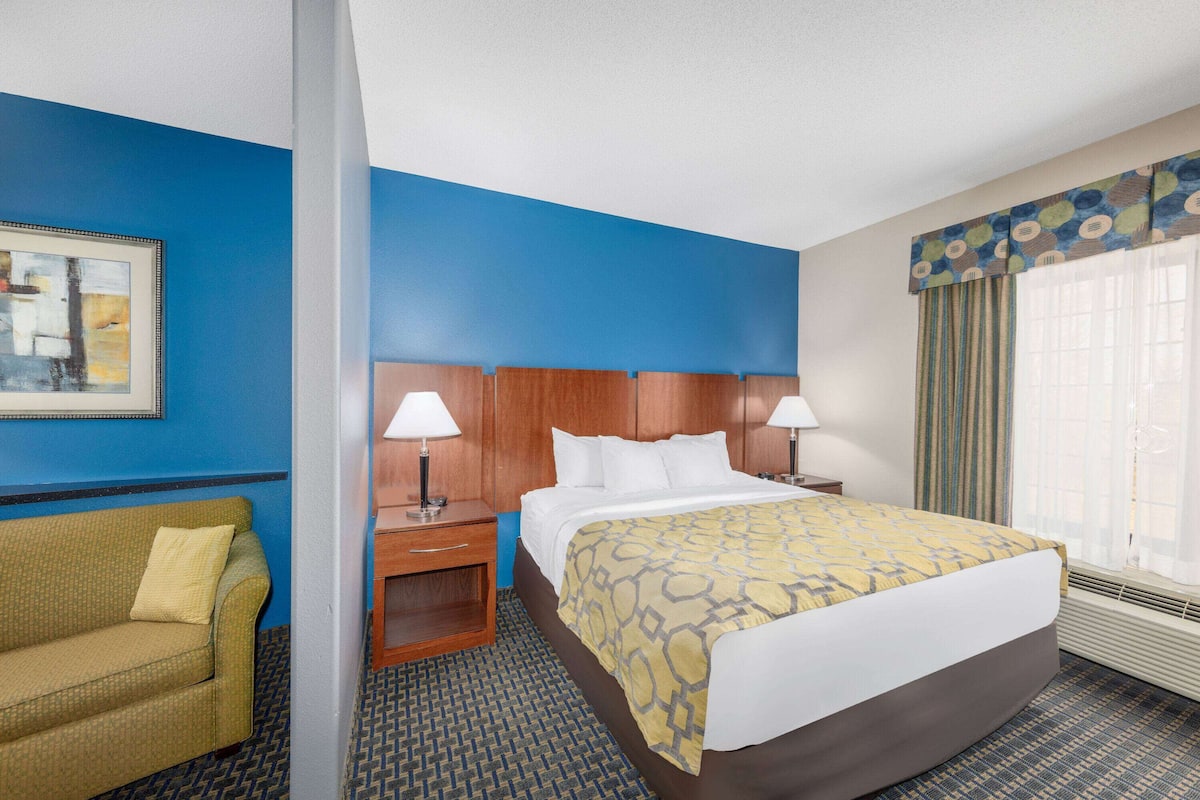 1 bedroom, pillow-top beds, desk, laptop workspace