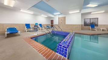 Piscina interna, espreguiçadeiras