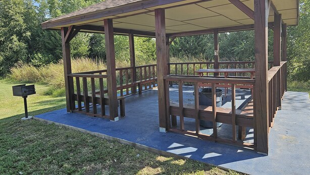 A wooden pavilion with a covered seating area and a wheelchair-accessible ramp. - Baymont by Wyndham Pratt (Pratt)