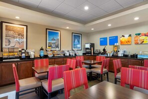 Free daily buffet breakfast - Comfort Inn & Suites Port Arthur-Port Neches (Port Arthur)