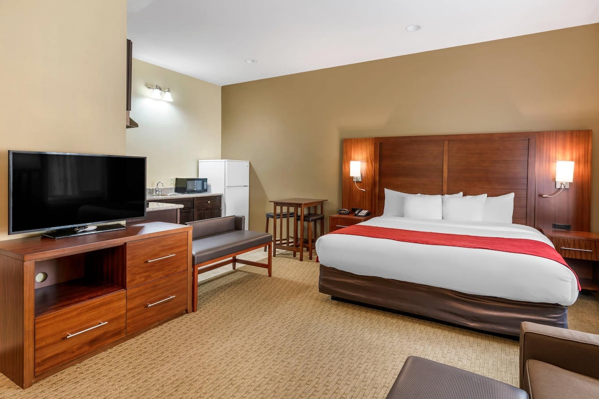 Suite, 1 King Bed, Non Smoking