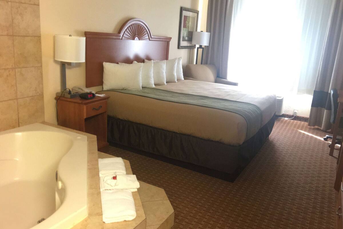 deluxe room, 1 king bed, non smoking | premium bedding, desk, laptop workspace, blackout curtains