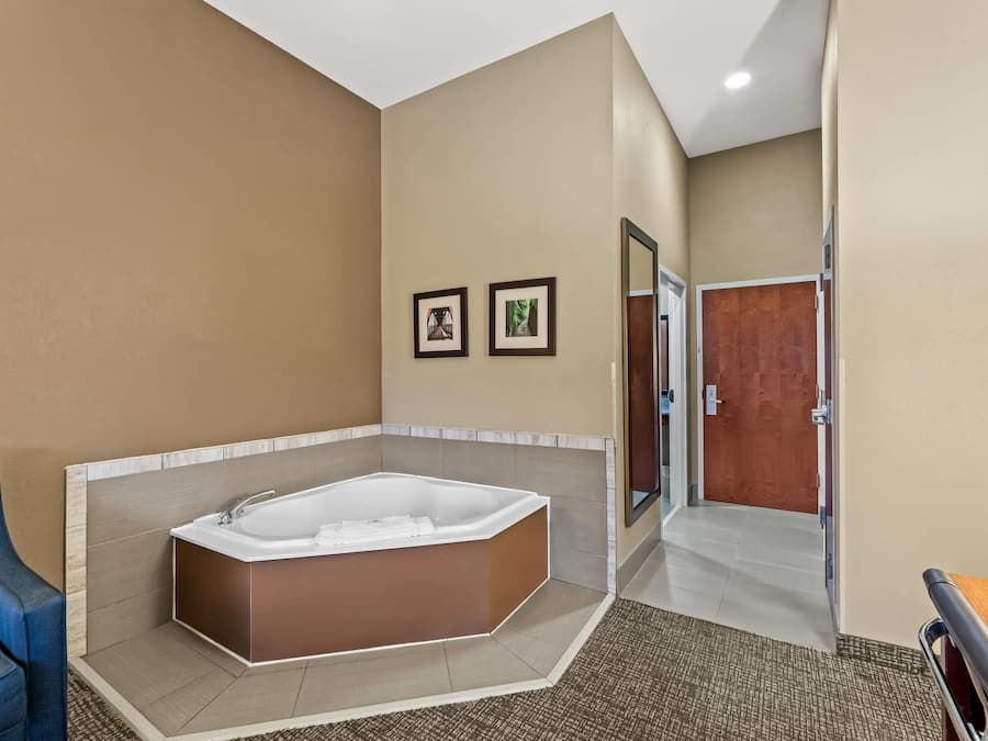 Cofres nos quartos, escrivaninha, ferros/tábuas de passar roupa