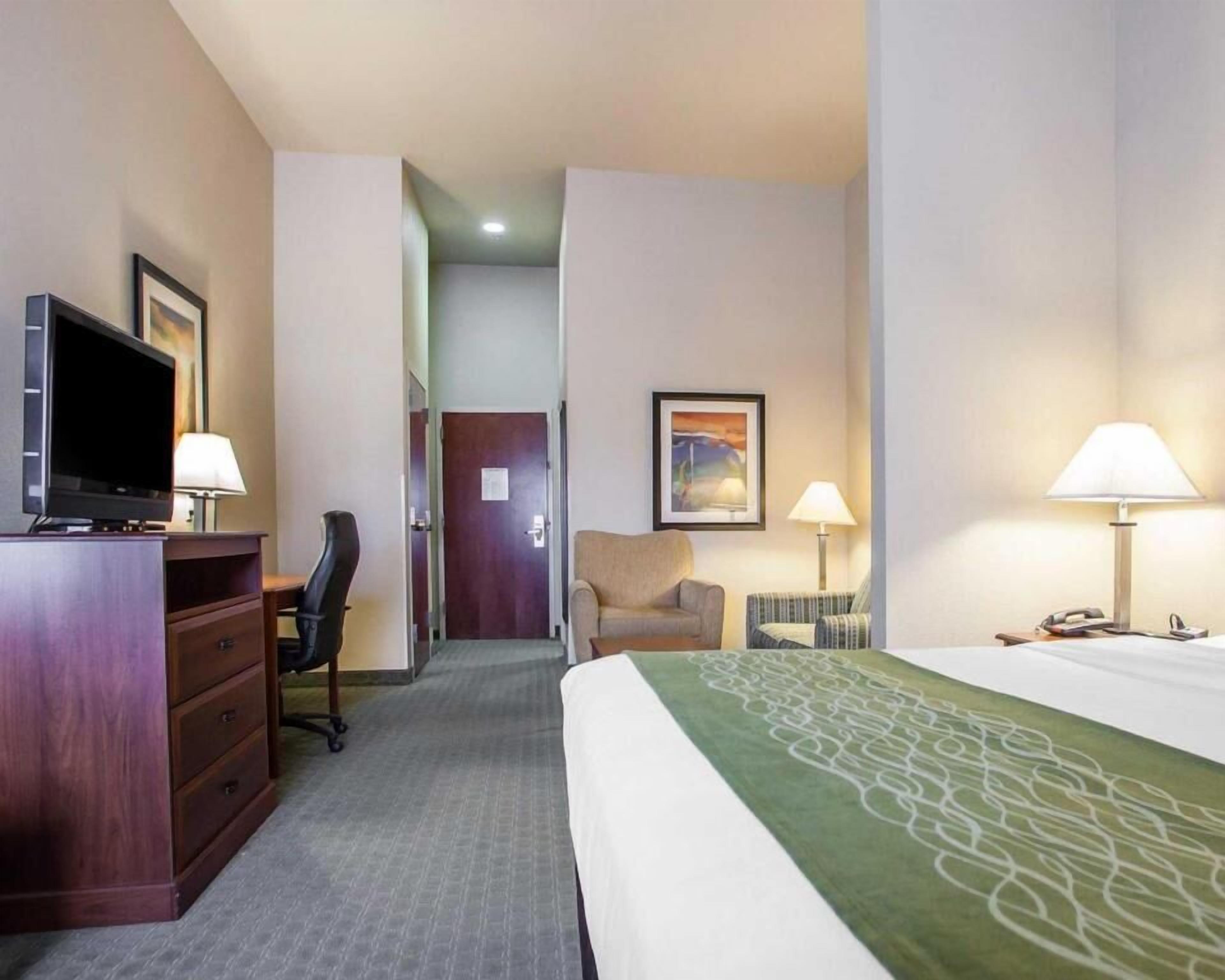 Safe på rommet, skrivebord, strykejern/-brett og wi-fi (inkludert)