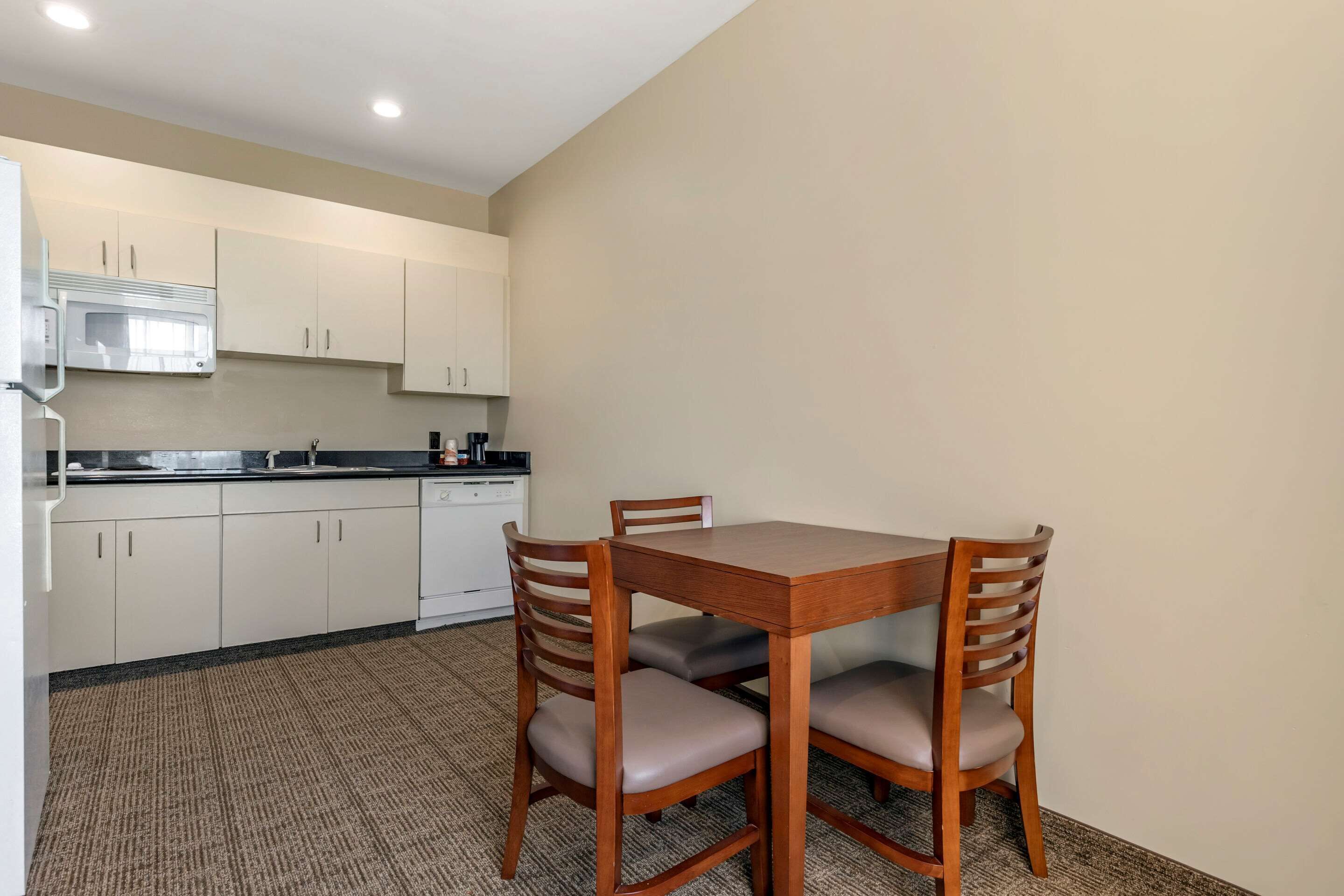 standard room, 1 king bed, non smoking | desk, iron/ironing board, free cots/infant beds, free wifi