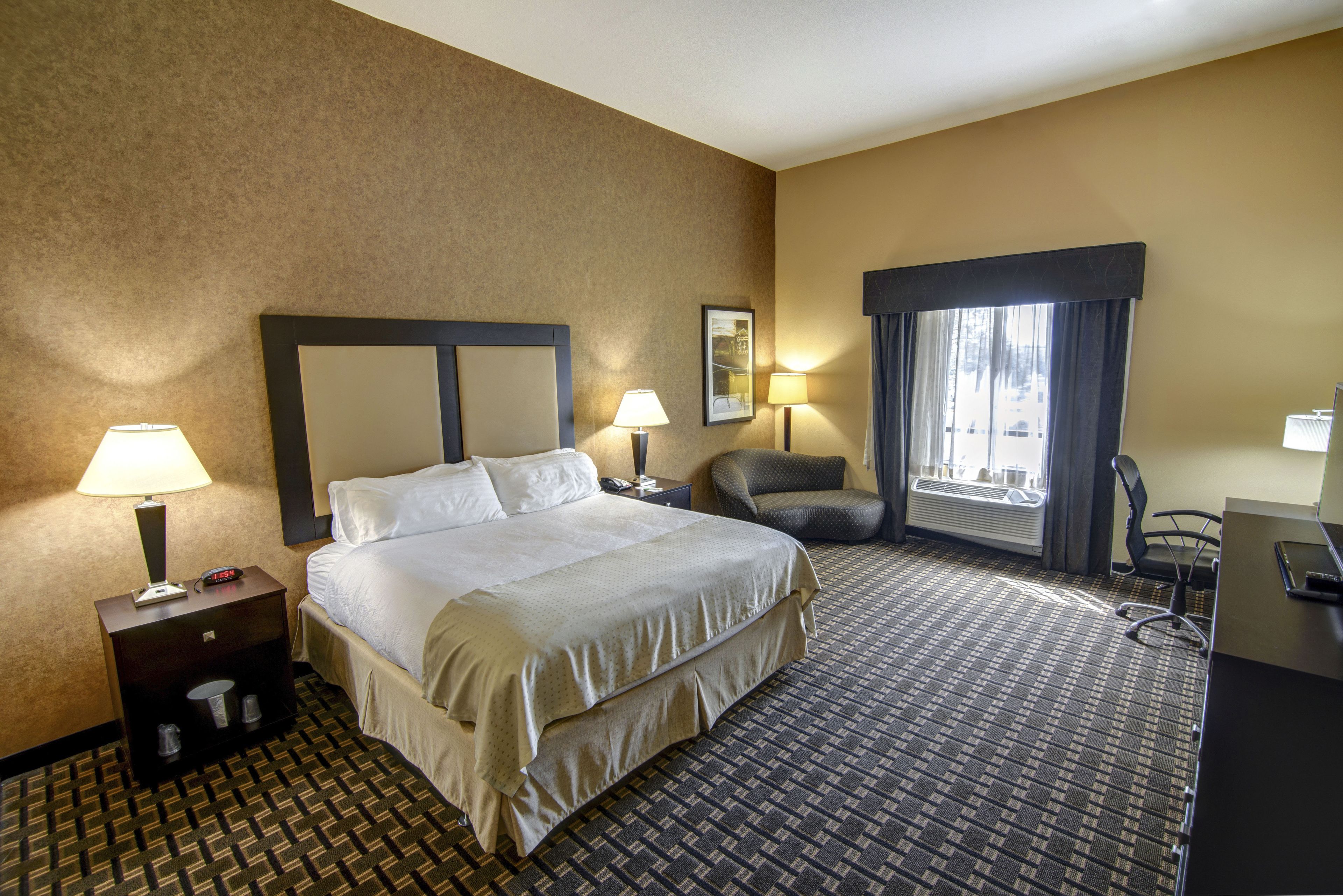 ตู้นิรภัยในห้องพัก, โต๊ะทำงาน, เตารีด/โต  ๊ะรีดผ้า, เตียงเสริม/เปล