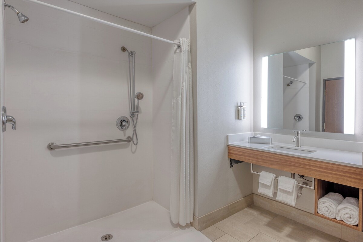 Rom – standard, 1 kingsize-seng, tilgjengelighetstilpasset (Mobility, Roll-In Shower) | Safe på rommet, skrivebord, strykejern/-brett og barnesenger (inkludert)