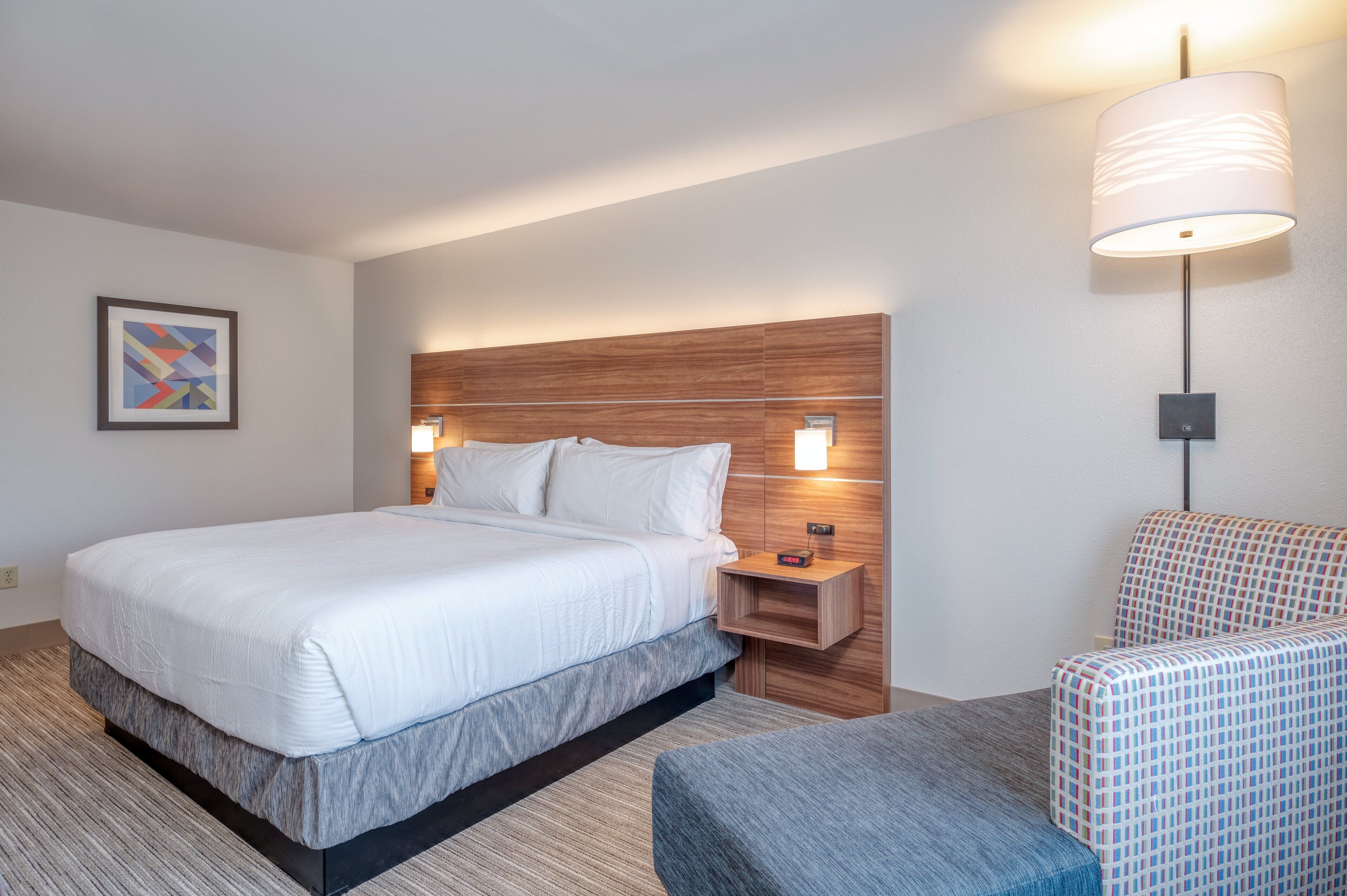 standard room, 1 king bed (leisure) | 1 bedroom, in-room safe, individually decorated, individually furnished