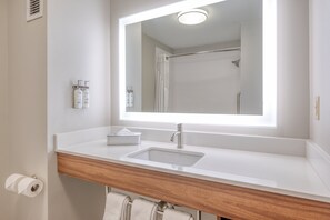 Hair dryer, towels - Holiday Inn Express & Suites - Thornburg, S. Fredericksburg by IHG (Woodford)