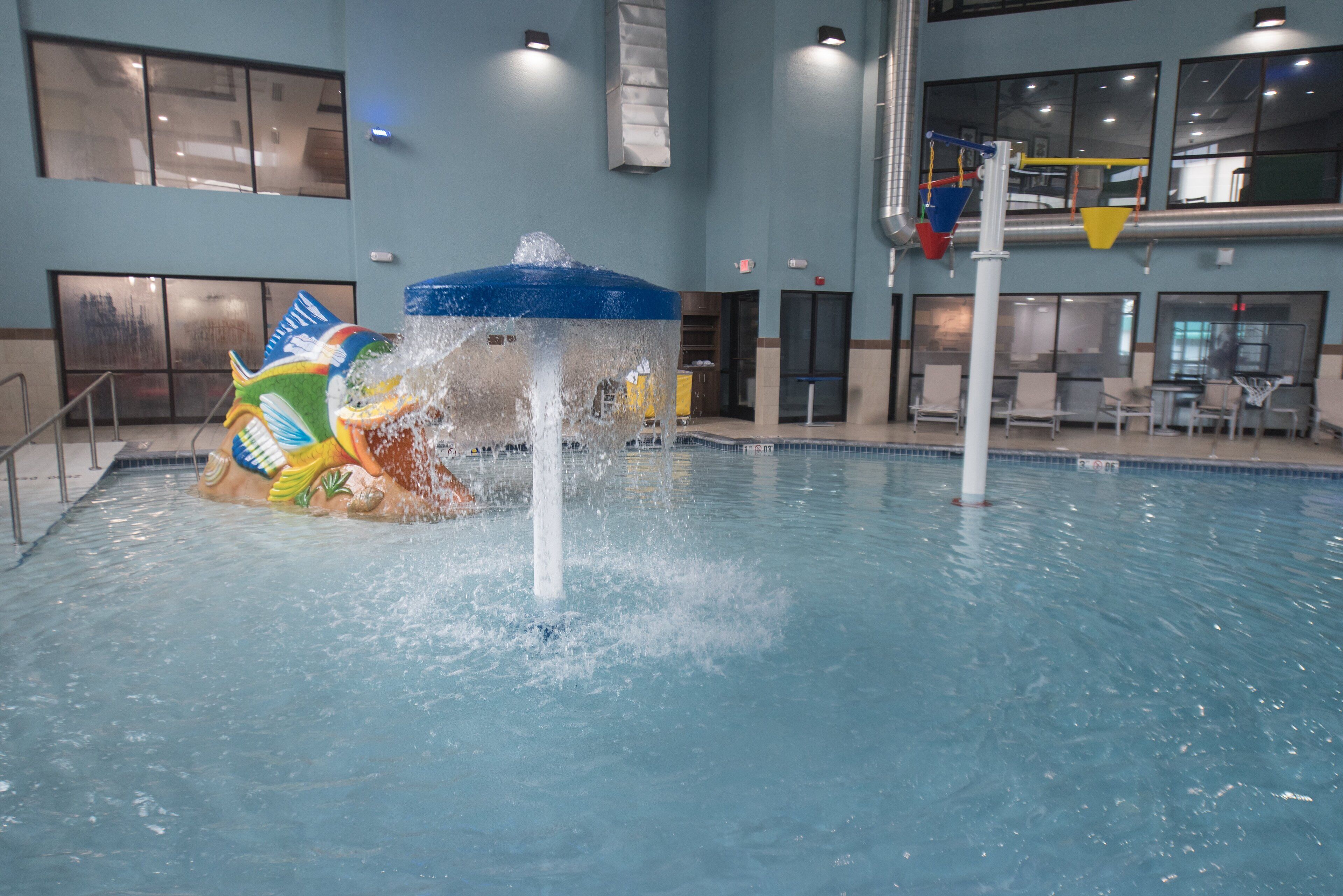 Une piscine intérieure agrémentée d’une fontaine et dotée d’un poste de surveillance pour les sauveteurs.