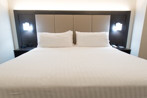 In-room safe, desk, laptop workspace, blackout drapes - Holiday Inn Express Hotel & Suites in North East (Erie) by IHG (North East)