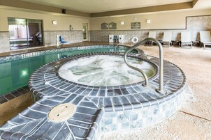 Piscina interna, funciona das 8h às 22h, espreguiçadeiras