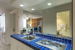 Fridge, microwave, stovetop, coffee/tea maker - Kuhio Banyan Club (Honolulu)