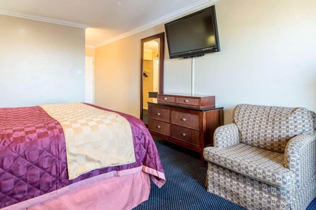 desk, rollaway beds, free wifi