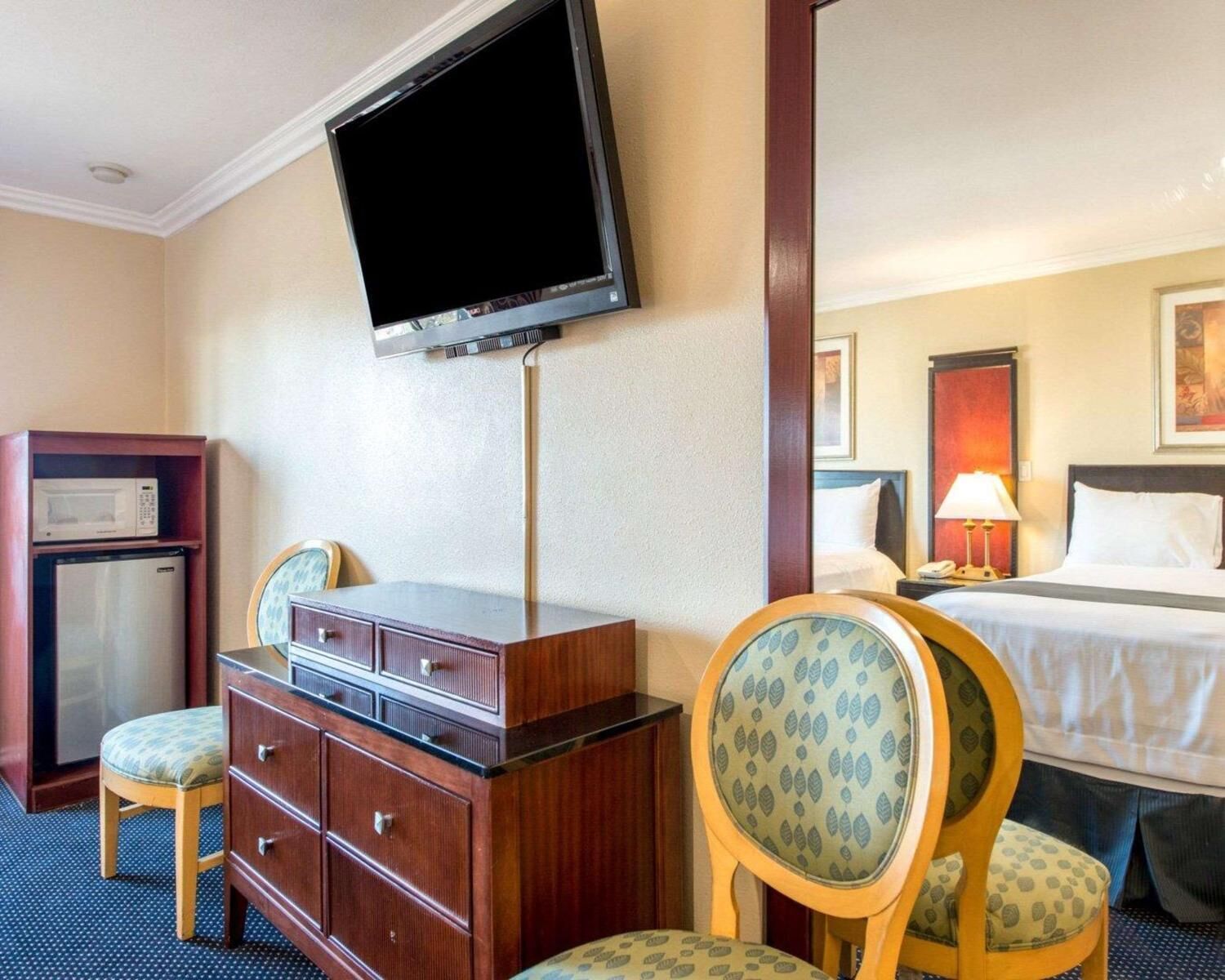 desk, rollaway beds, free wifi