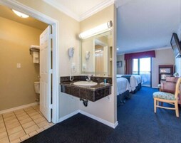Combined shower/tub, towels