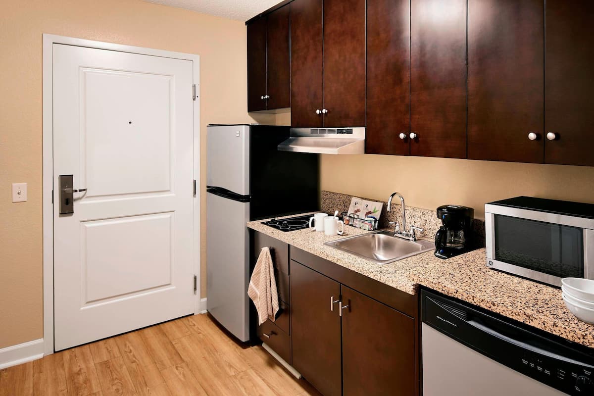 fridge, microwave, stovetop, dishwasher