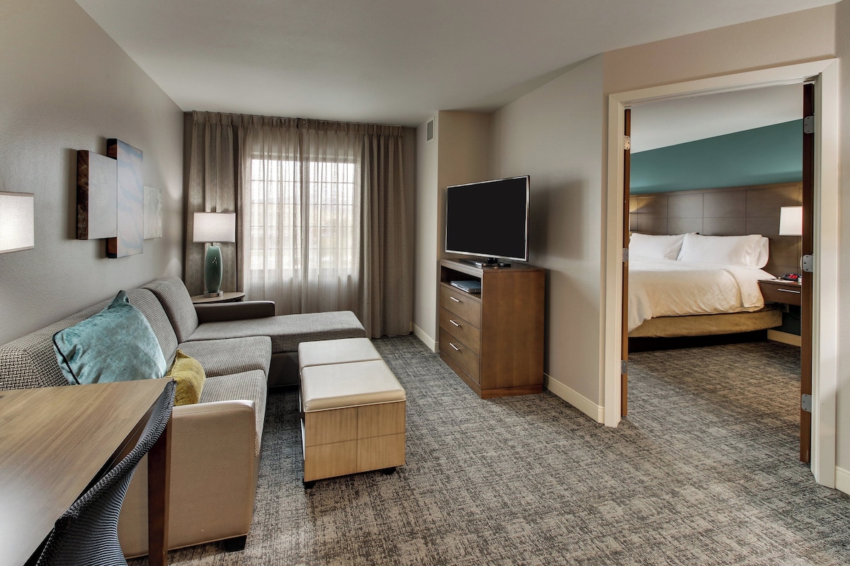 Hypo-allergenic bedding available, in-room safe, desk, blackout drapes