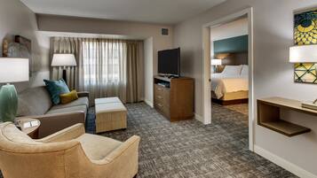 Literie hypoallergénique, coffre-fort, bureau, rideaux d’obscurcissement