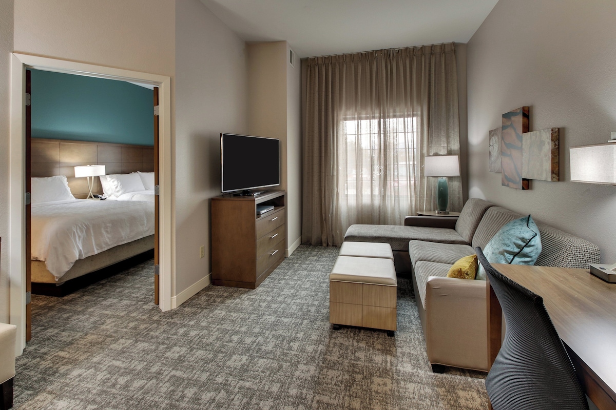 Hypo-allergenic bedding available, in-room safe, desk, blackout drapes