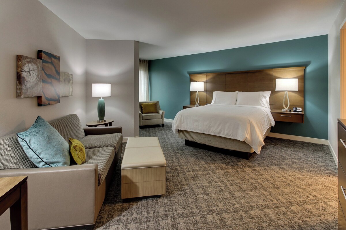Hypo-allergenic bedding available, in-room safe, desk, blackout drapes