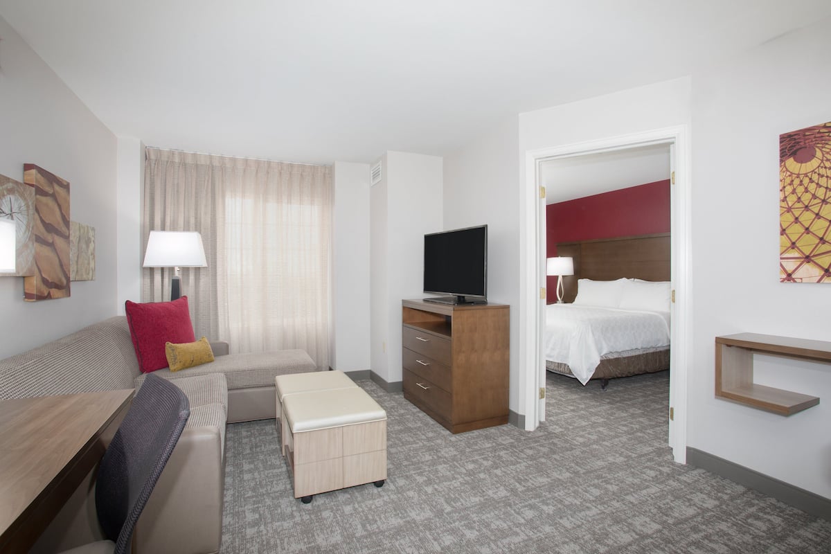 1 habitación, escritorio y espacio para trabajar con laptop