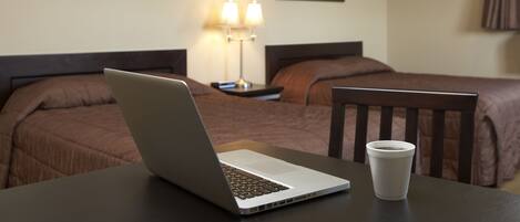 Rom – standard, 2 queensize-senger, ikke-røyk | Sengetøy av topp kvalitet, individuelt innredet og skrivebord