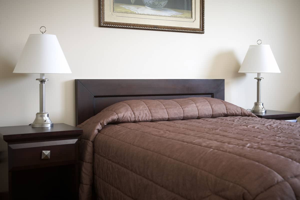 Ropa de cama de alta calidad, muebles diferentes y escritorio