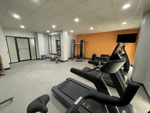 A gym with treadmills, weight machines, and a mirrored wall. - La Quinta Inn & Suites by Wyndham Augusta/Fort Eisenhower (Augusta)