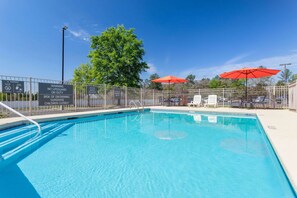 Seasonal outdoor pool, open 10:00 AM to 10:00 PM, pool loungers - La Quinta Inn & Suites by Wyndham Augusta/Fort Eisenhower (Augusta)