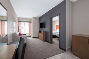Suíte, 2 camas Queen, para não fumantes (One-Bedroom Efficiency) | 1 quarto, cofres nos quartos, escrivaninha