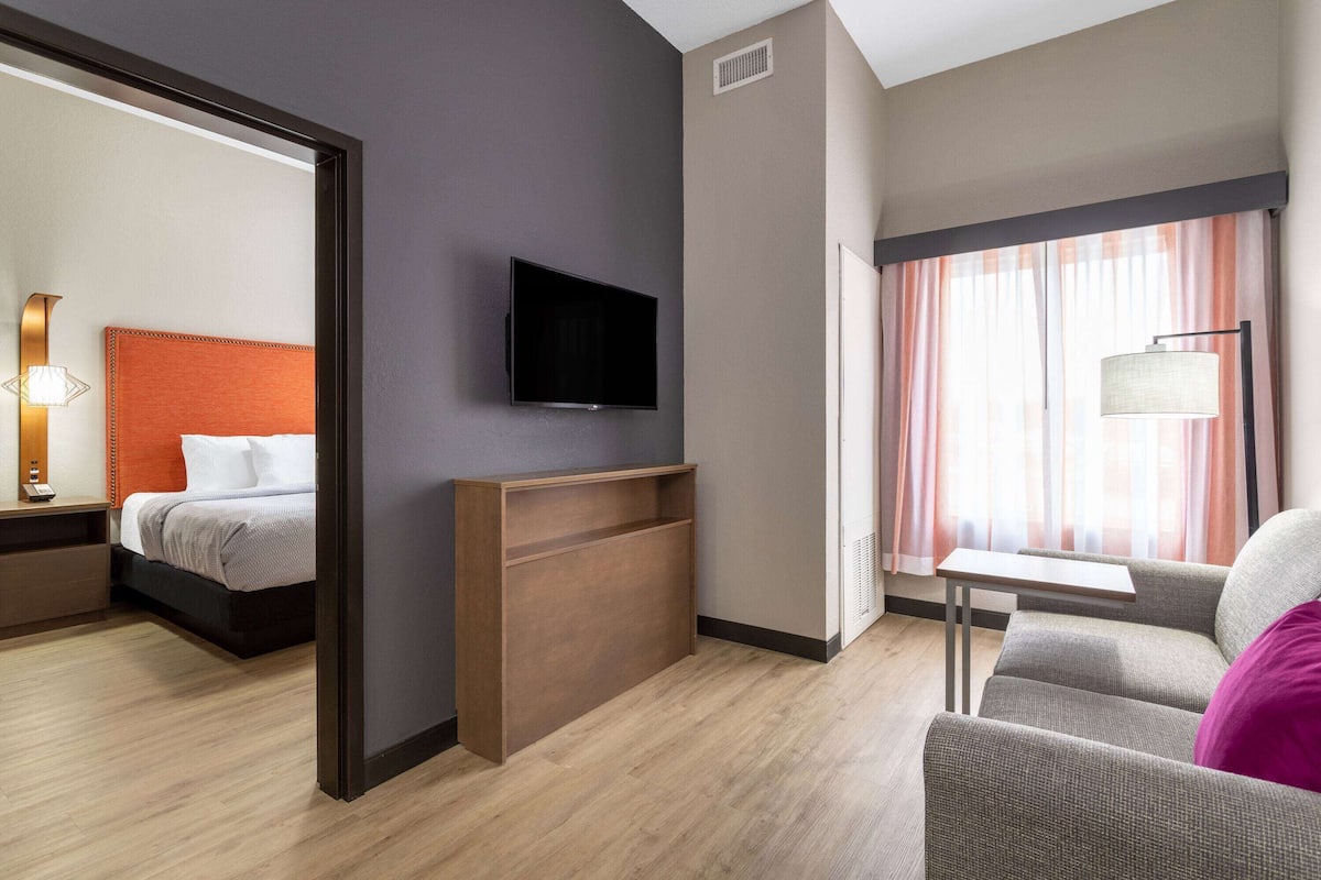 Suite, 1 cama King size, para no fumadores | 1 habitación, caja de seguridad en la habitación y escritorio