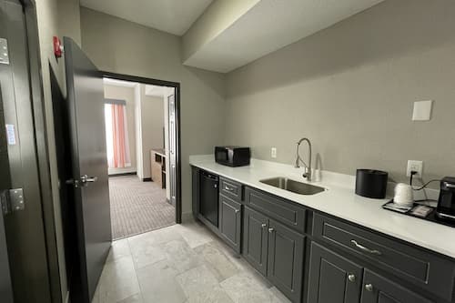 1 habitación, caja de seguridad en la habitación y escritorio