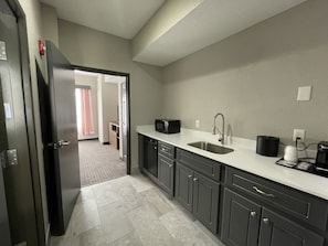 1 habitación, caja de seguridad en la habitación y escritorio