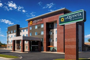 A hotel with a prominent sign reading 'LA QUINTA BY WYNDHAM'. - La Quinta Inn & Suites by Wyndham Augusta/Fort Eisenhower (Augusta)