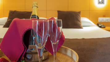 Suite junior, terraza | Minibar, caja fuerte, escritorio y sistema de insonorización