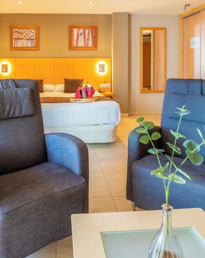 Minibar, caja de seguridad en la habitación y escritorio 