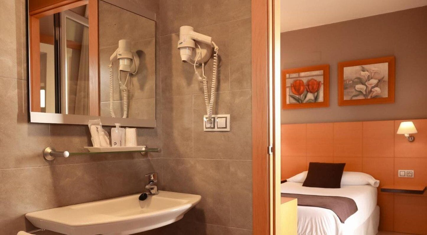 city room | minibar, in-room safe, desk, soundproofing