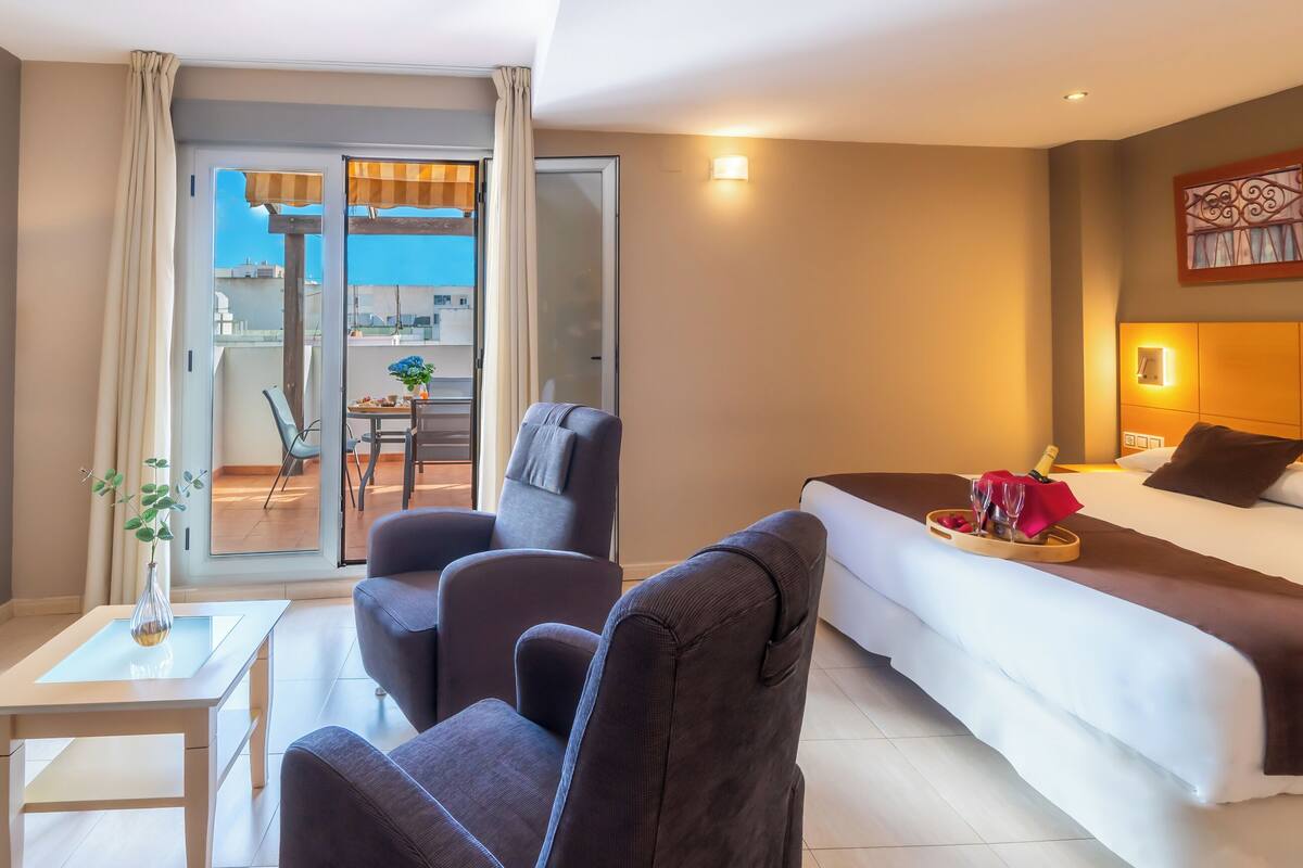 junior suite, terrace | minibar, in-room safe, desk, soundproofing