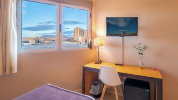 Habitació doble, 3 llits individuals | Minibar, caixa forta a l'habitació i escriptori