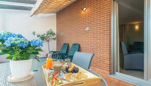 Suite junior, terraza | Minibar, caja fuerte, escritorio y sistema de insonorización