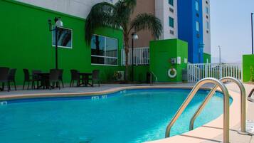 Una piscina al aire libre