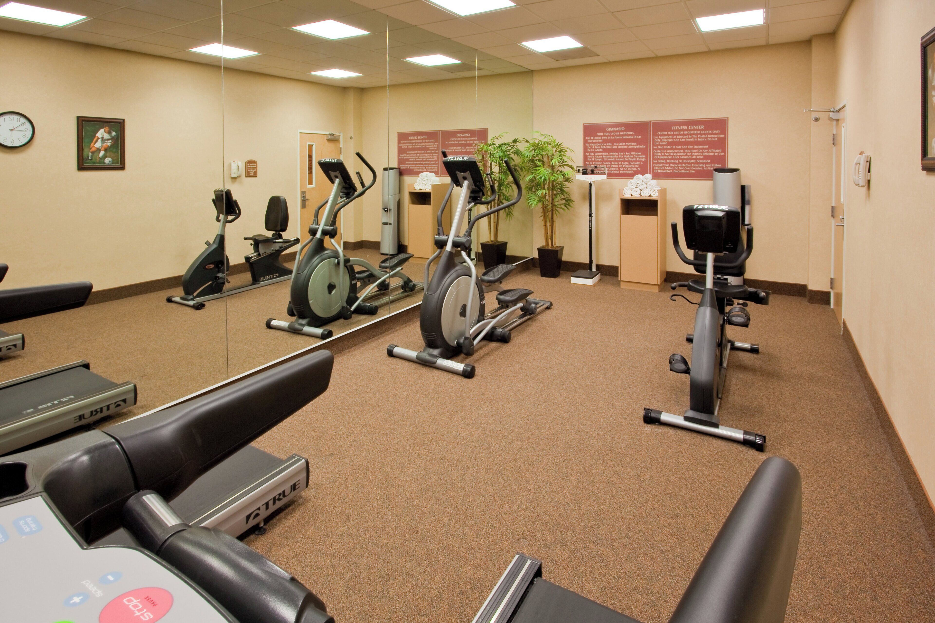 Un centre de remise en forme équipé de tapis de course, de vélos d’appartement et d’autres appareils d’exercice.