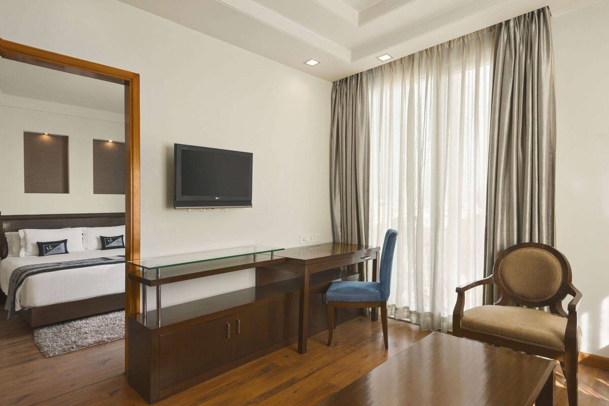 Phòng Suite, 1 giường đôi, không hút thuốc | 1 phòng ngủ, minibar, két bảo mật tại phòng, bàn 