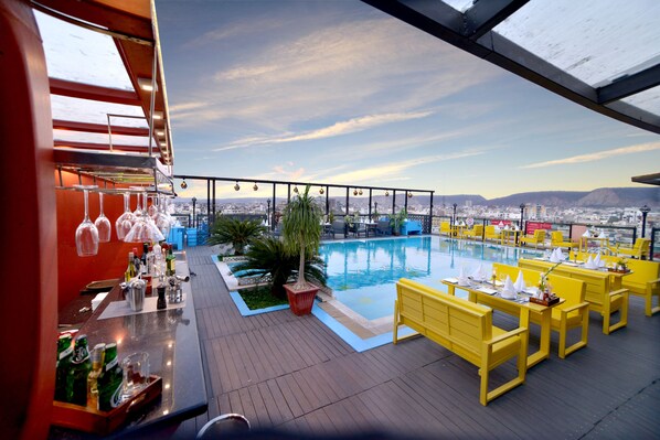 Bar junto a la piscina