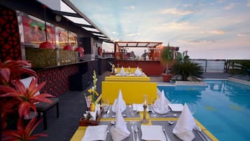 3 restaurants; breakfast, lunch, and dinner served